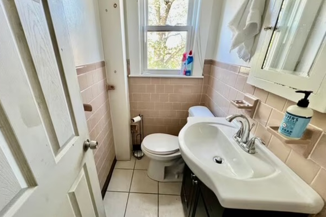 Bathroom - Off Campus House Near Boston College