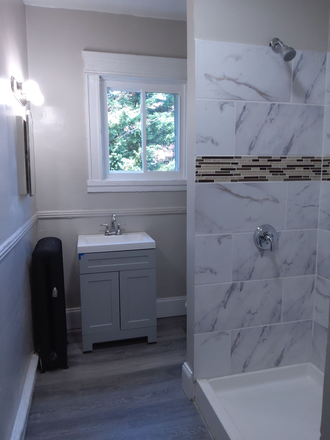 Bathroom - 2-bedroom apartment located in Charles Village