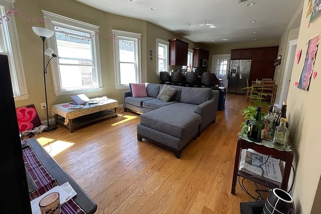 Libing Room - ROOM AVAILABLE IN 4 BED 1 BATH UNIT, 5 MINUTES TO FLETCHER, 15 MINUTES TO MEDFORD/TUFTS GREEN LINE