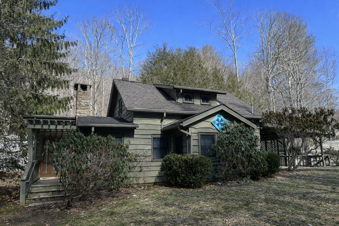 - Creekside Cottage Living with Bonus Studio Space