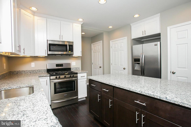 Kitchen Island - 3 Bedroom, 2.5 Baths Near Johns Hopkins Medical and Public Health Campuses House