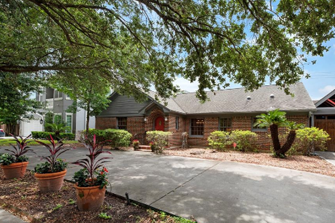 Exterior, Top Rice Off-Campus Student Housing - Location, location, location! Walk to Rice & Medical. Summer AND/OR fall 2026. Fully furnished