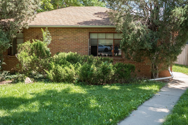 outside of house, click on promotional video link to see all photos. - roommate wanted, house on 18th street