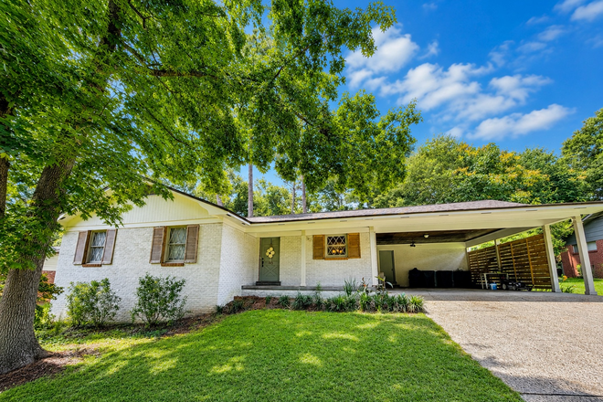 Front of house / front yard - 2 Bed, 1 Bath near USM with Fenced-In Backyard - Pet Friendly