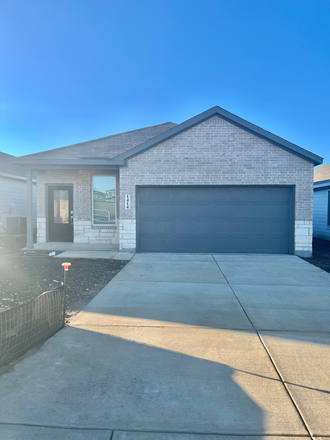 Front of House - Live Next to Campus – Individual Rooms for Rent! Utilities Included!