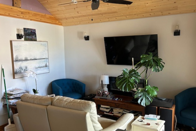 Living space with high cellings - Carriage House Apartment