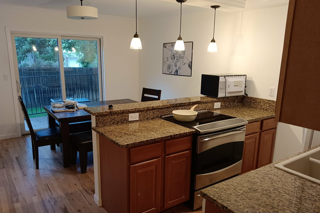 Kitchen and dining room - Townhouse (2 floors with a basement), in MacArthur Dr close to campus