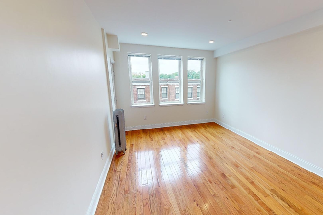 Hub Realty - Front facing 1 bedroom with new kitchen and bath, deck, near BC shuttle