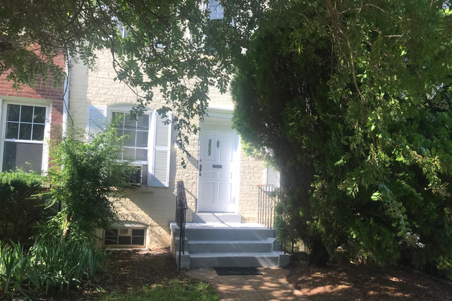 entrance view - 3523 R St NW. Cross from Georgetown University.