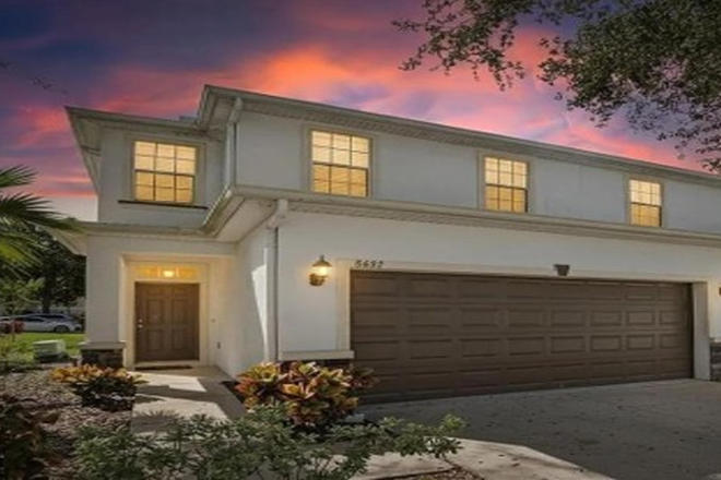 2 car garage with 2 additional parking spaces - Luxury USF Undergraduate Student Townhome- 3 miles to campus parking