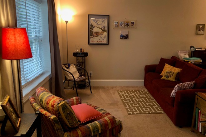 Plenty of space and a quiet room - Fully-furnshed apartment with fenced yard, private entrance, all bills included in rent