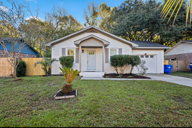 Front Yard - Charming Lowcountry Home for Rent