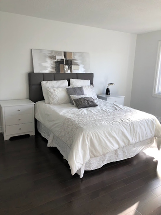 en-suite bedroom - Fully furnished large bedrooms in executive home. Highland Creek area