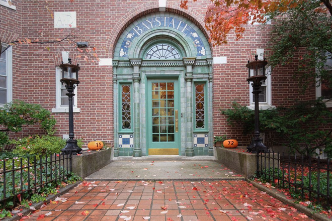 Well-lighted Entrance - Lovely Studio Across from Law School!