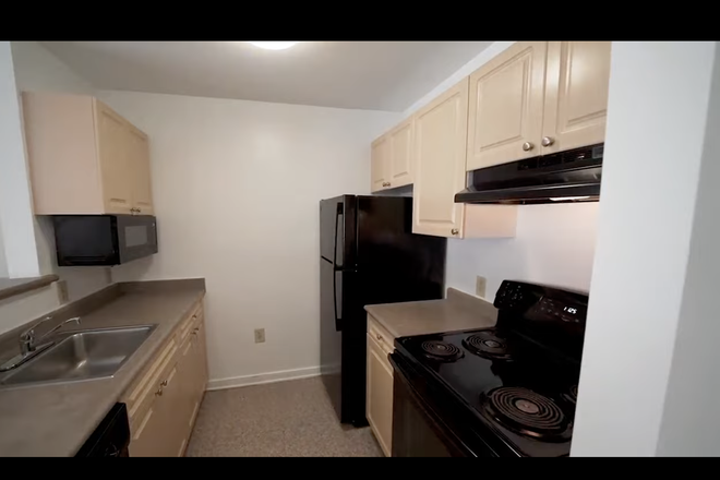 Kitchen - South Campus Commons 2 Apartments