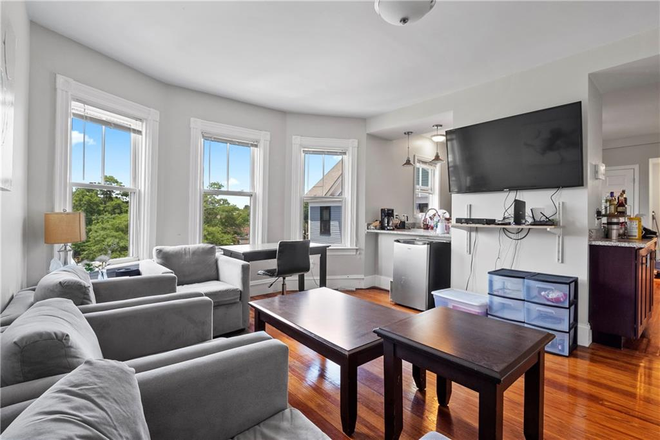 Living Room - Spacious, Furnished Multi Level 7 Bed 3 Bath