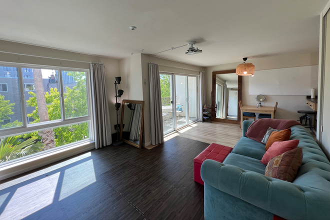 Living area, dining area - Sunny 3rd floor Studio in Adam's Point Oakland