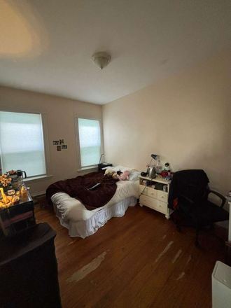 Bedroom - Mission Hill apartment, 15 mins walk from neu