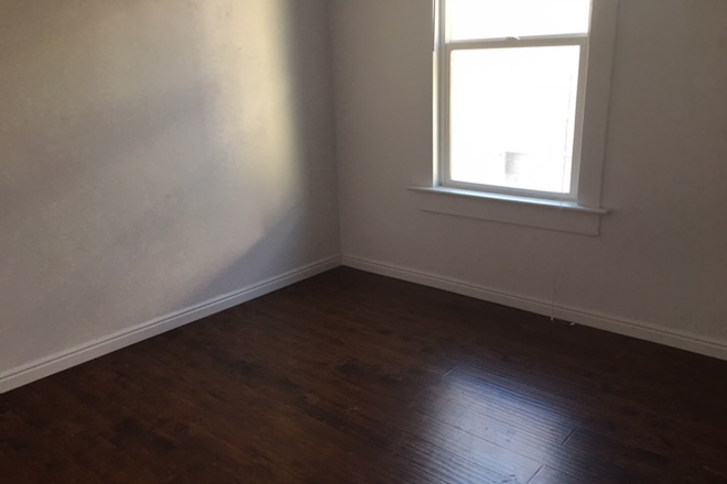 bedroom - Only 2 blocks from campus - Guy or Girl Room ASAP Apartments