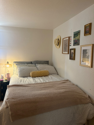 Bedroom - Private Room on The Hill – Walk to Campus & Pearl