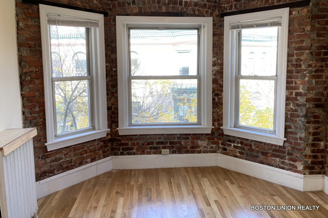 Call/text 602-317-9877 for a showing. - JUST REDUCED / 3BR FOR $4400 WITH NO BROKER FEE! / LOOK AT PICS!! Apartments