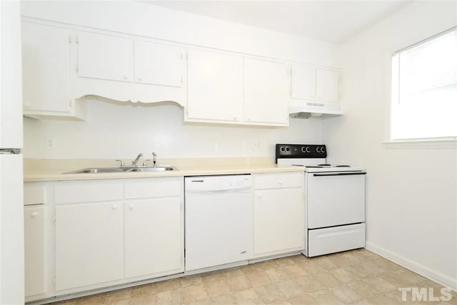 Kitchen - 2 Bed and 2 bath apartment for UNC students, www.ncstudentsliving.com