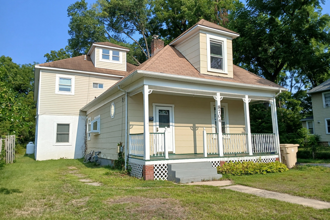 Front of house - Large 1 br, 1 ba apartment for rent
