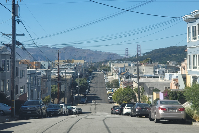 we are on the flat area of this street. please watch video - Penthouse Views: Small Deck & Yard: Quiet Single Room: Housemate is away until November 26