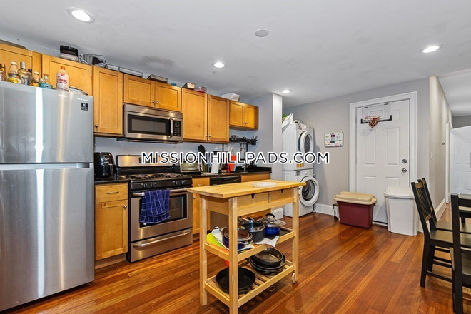 Kitchen - New 2026 Listing! NO BROKER FEE! 5 Bed 2 Bath Apartment on Hillside St. in Mission Hill!
