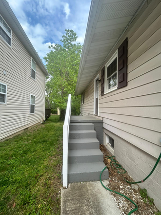 Lateral stairs - 2 Rooms Available Near UMD, From June, $800 per Month House