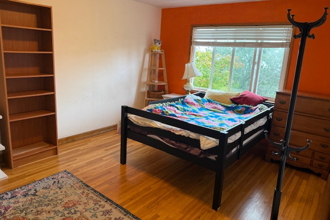 Bed with Golden gate and bay view - Bayview- Bright Furnished Rooms with Private Kitchenette & Entrance- Berkeley Hills