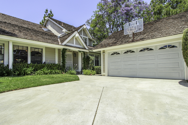 Curb appeal - house front - METRO CTR IRVINE ROOM IN PRIVATE HOUSE