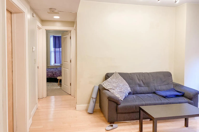 Common room + hallway - 2-Bedroom Apartment close to campus