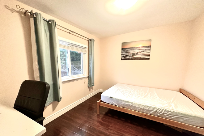 Room 1 - 2 Modern Private Suites Walk to U of T Furnished Excellent Location!