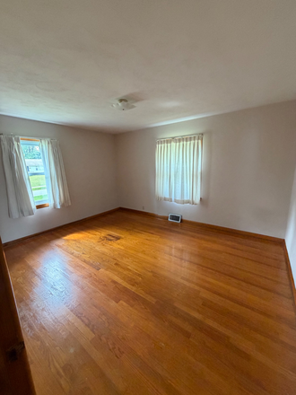 bedroom 2 - 3 Bed Room House, very close to campus and college mall