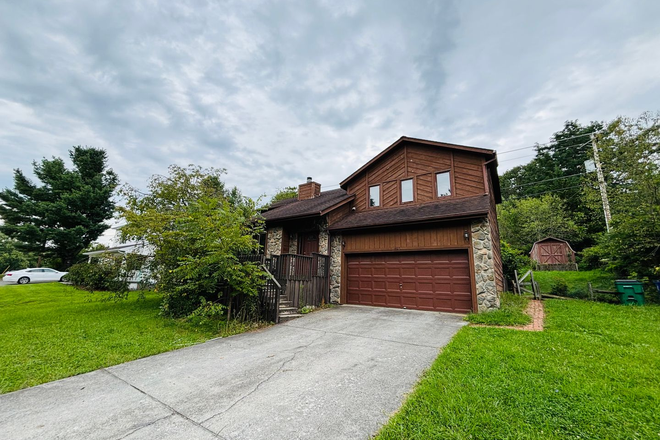- 3 Bedroom 2.5 Half Bath Townhouse with 1 Car Garage