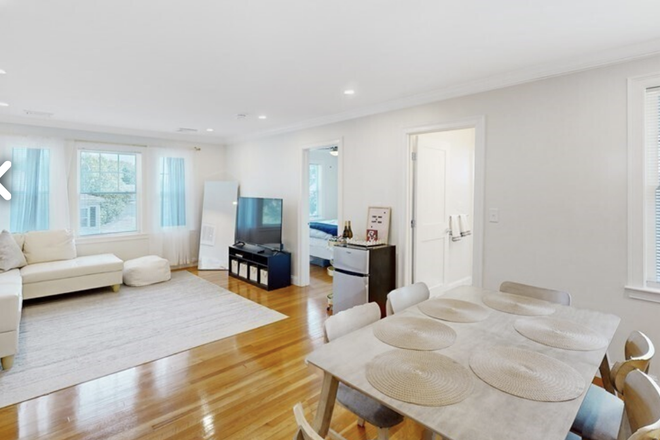 living room - 2 PARKING SPOTS INCLUDED - HUGE 4 BED/2.5 BATH UNIT