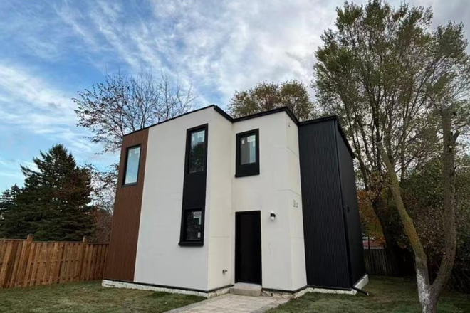 Outside view - Fully furnished all utilities included, safe quiet neighborhood 12 minutes away from UTSC