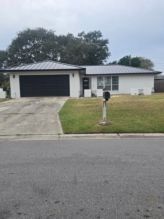 Front view of the house - Stunningly Renovated 4-Bedroom House in Clearwater-Florida - Just Minutes from the Beach
