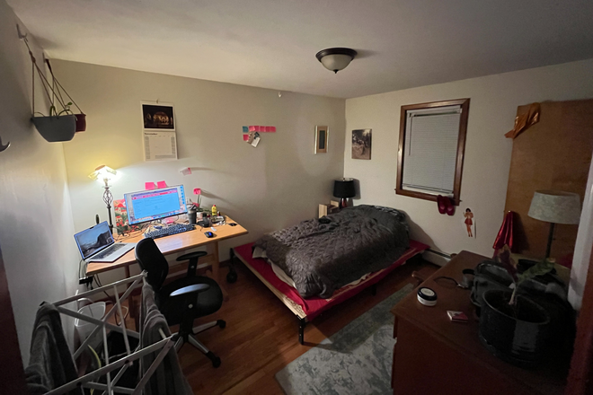 Bedroom for Rent - Bedroom in undergrad household. Very close to PVTA 38 bus stop. Cheaper than listing, check details.