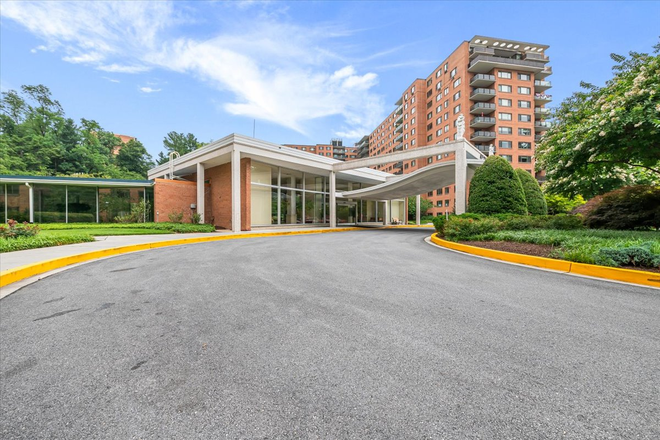 Building - Spacious 888 sqft. , renovated one bedroom with Private Balcony Apartments