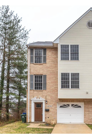 House Front - A large 3 level townhouse close to campus