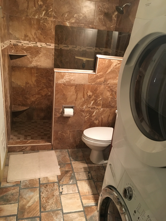 Bathroom area - Guest Cottage close to Campus Apartments