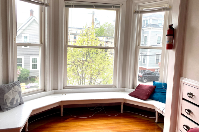 Common Area - Furnished Bedroom. Utilities Included. Walk to Brown.