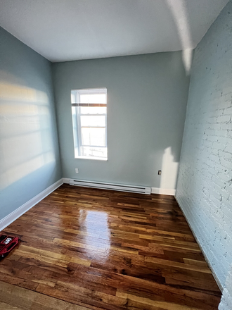 Hub Realty - Mission Hill, handy two bedroom, on the green line T