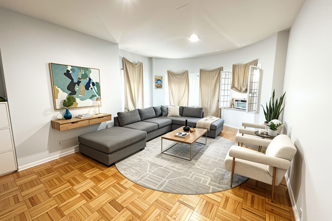 Living room OR 5th bedroom - HUGE 4 Bed / 1 Bath near campus available 9/1/26!!