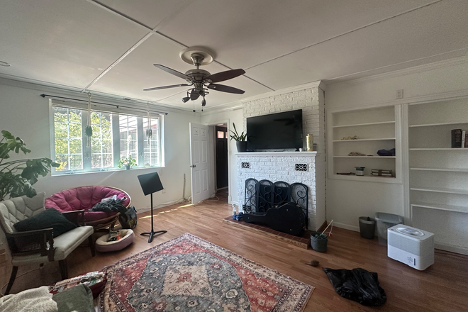 Living room - Spacious house unit near campus available now!