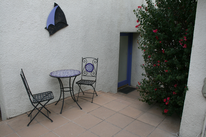 Outside entry - Completely redone studio guesthouse 1/2 block from University in desirable, safe Sam Hughes area