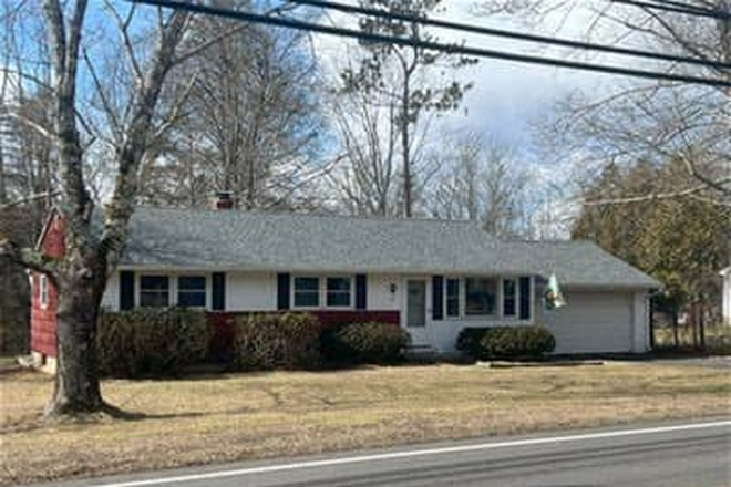 Outside Street View - UCONN Girls!! Cozy home, perfect location 1.5 miles from campus, looking for 3rd roommate!