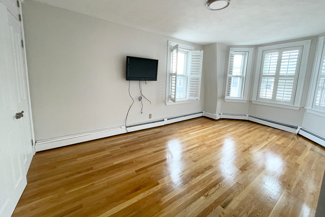Living Area - 5 Bed 2 Bath in Southie!! Perfect for Post-Grad!!